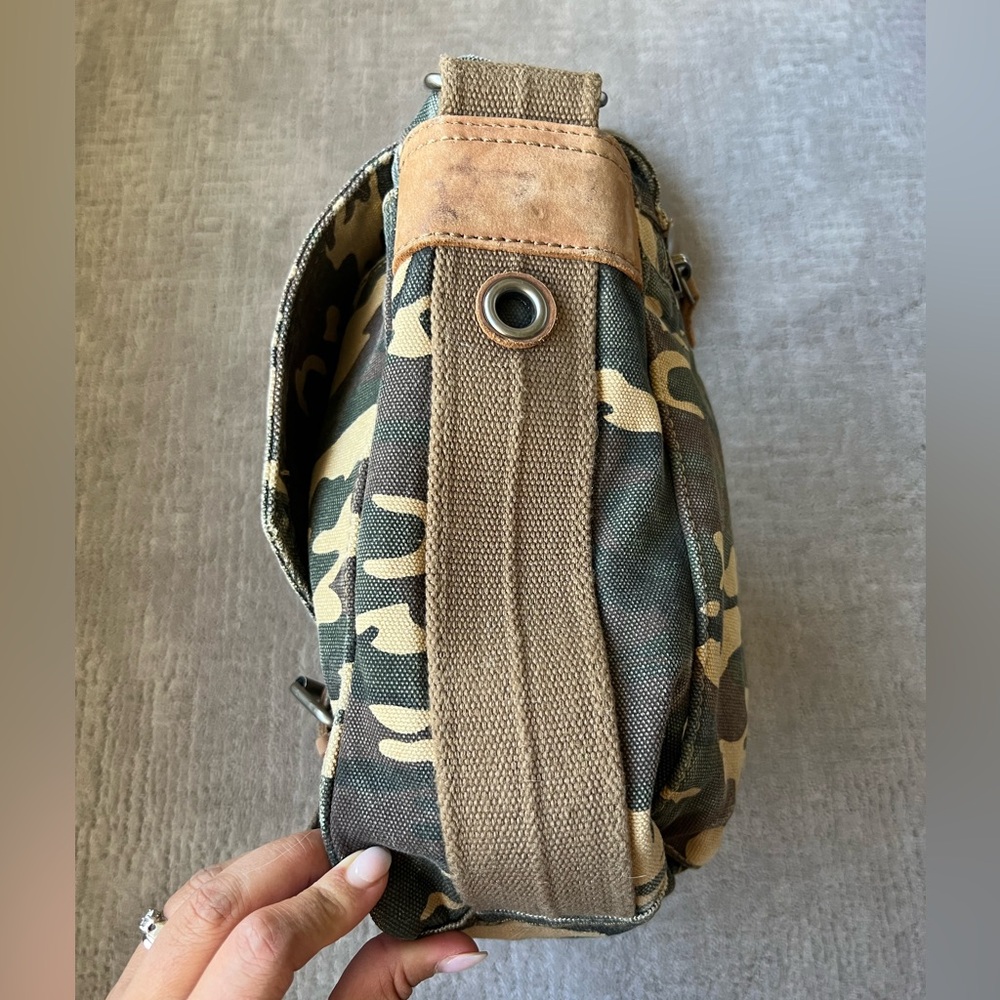 Relic Camouflage Messenger Bag - Picture 3 of 16
